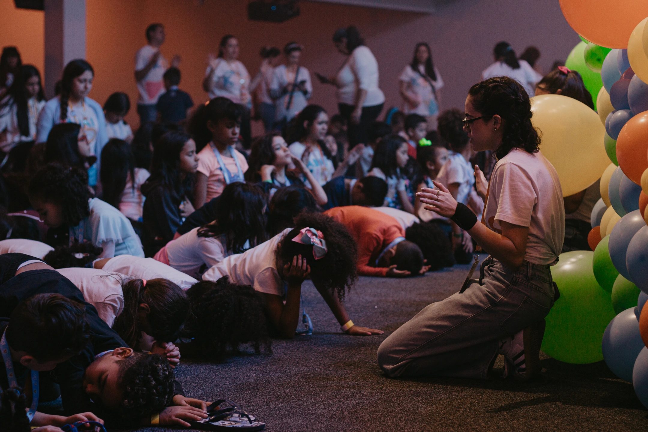 Crianças orando durante evento infantil da igreja Assembleia de Deus Alto do Ipiranga (ADAI)