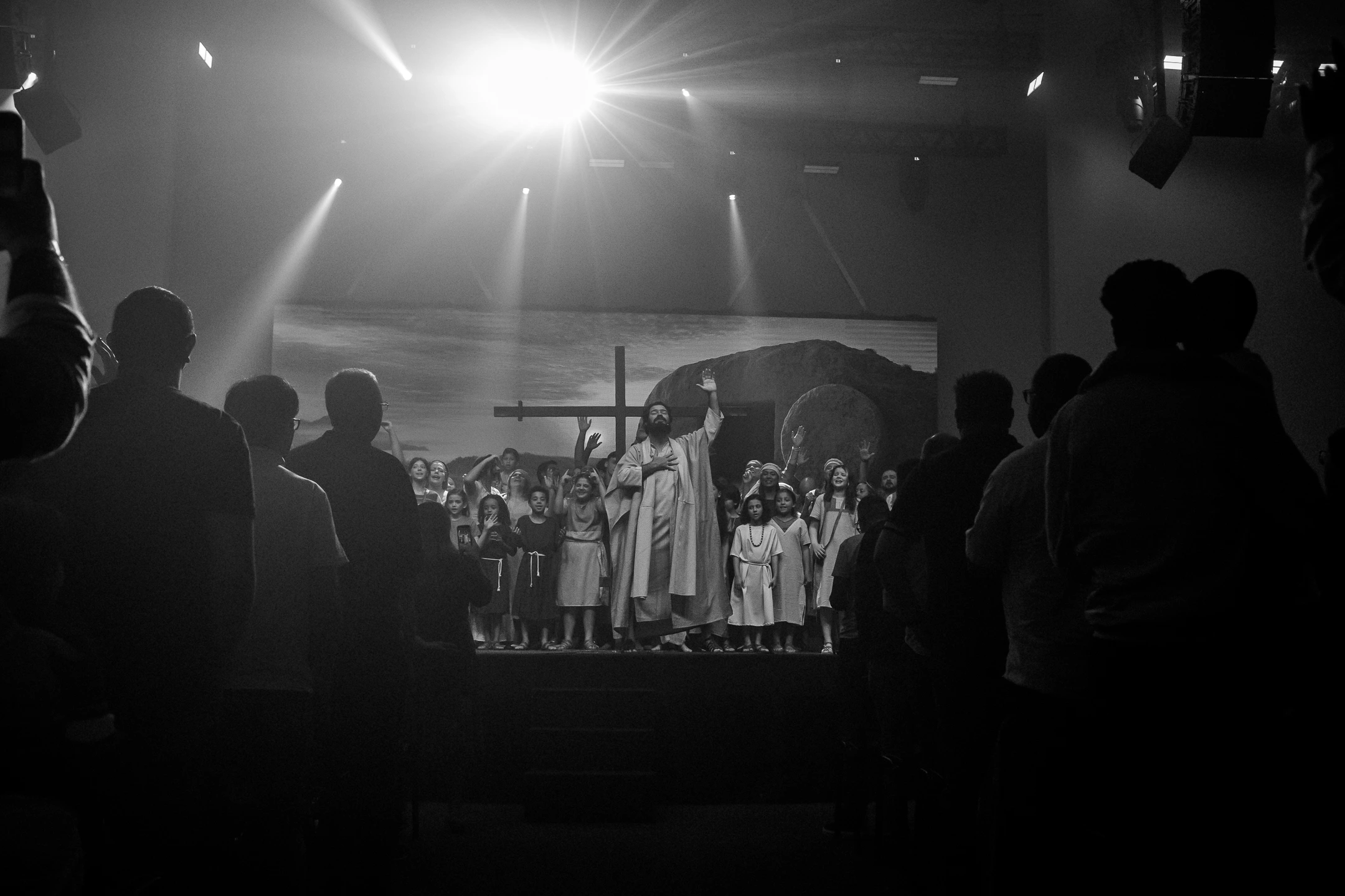Encenação da Páscoa cristã com a cruz durante culto especial da igreja ADAI