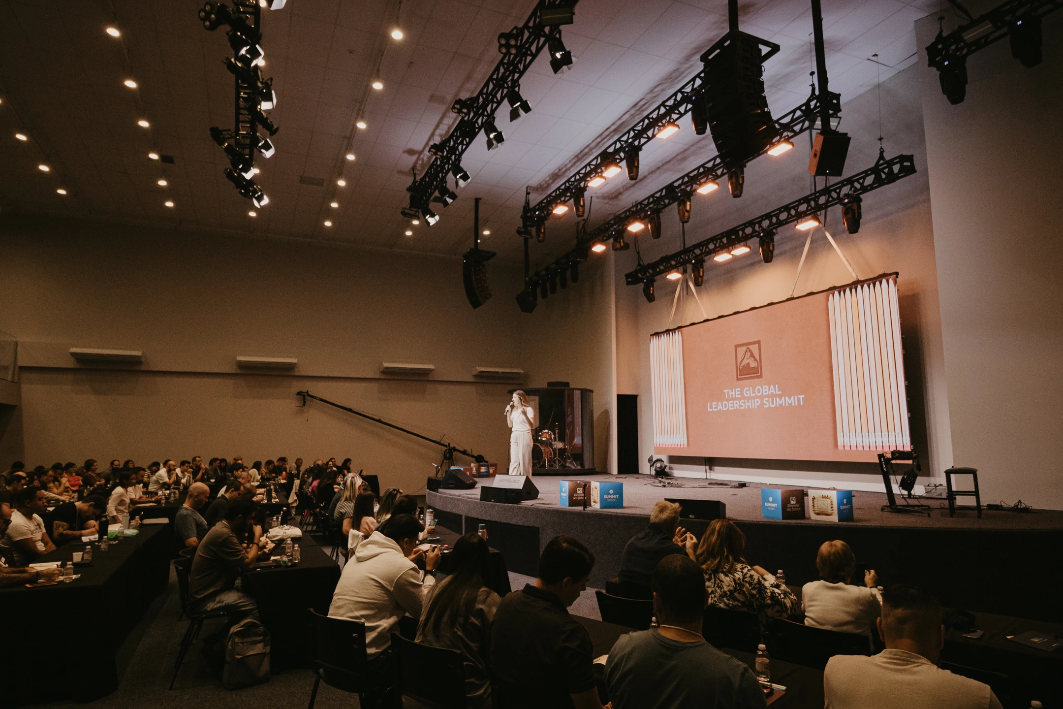 Evento de liderança cristã Global Leadership Summit realizado na igreja ADAI