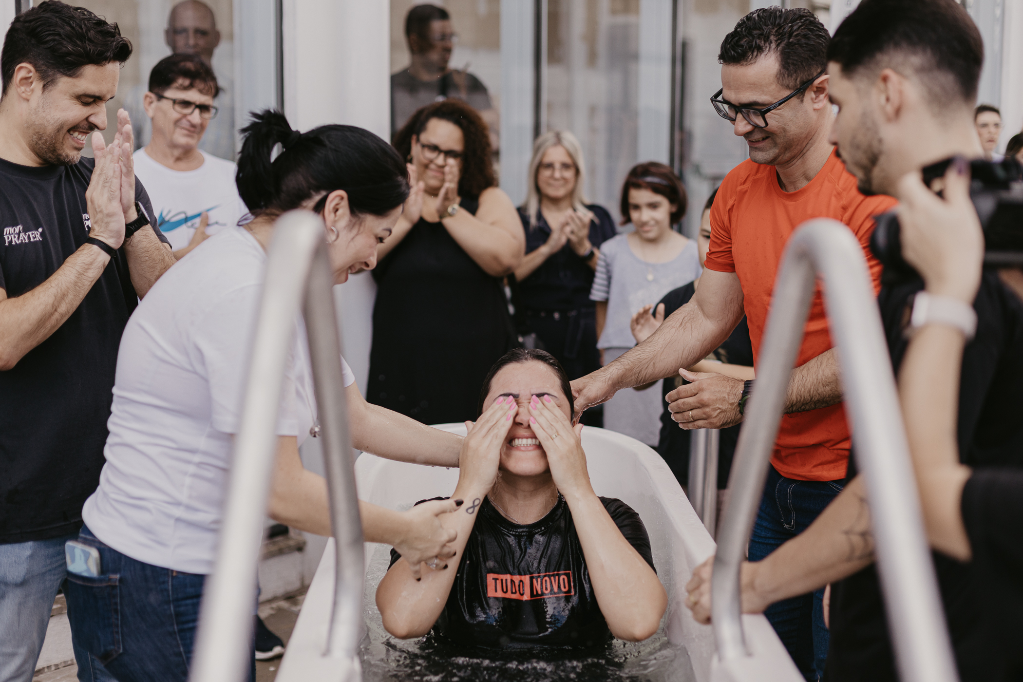 Celular com o fim do culto sobre uma bíblia